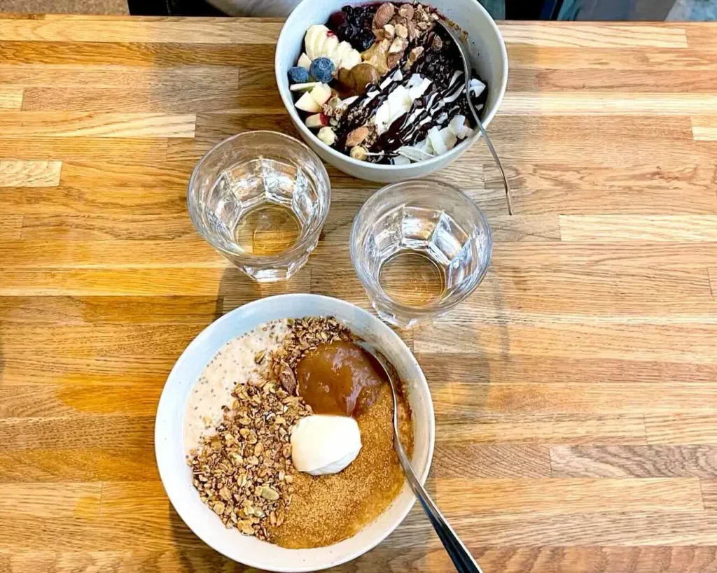 Grød protein bowl and breakfast bowl with water