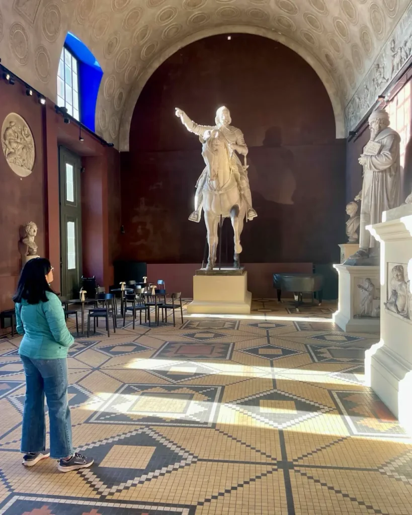 Agalya exploring the statues inside Thorvaldsen Museum
