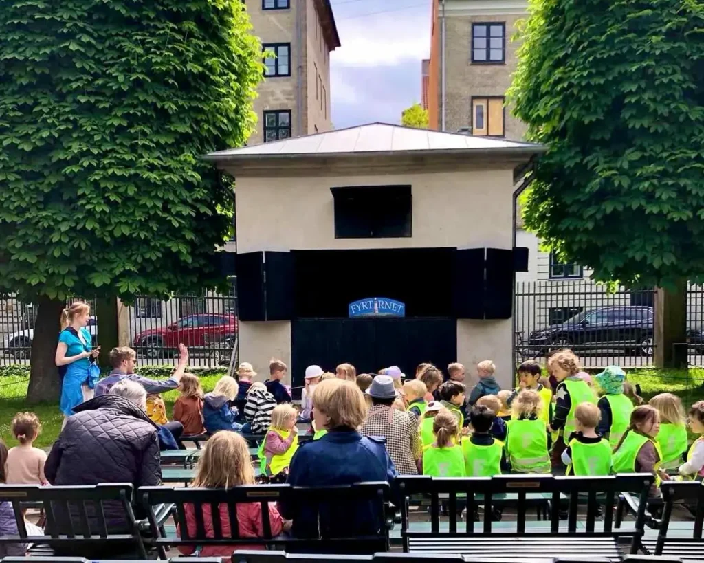 Kids watching movies at Marionetteatret kings garden