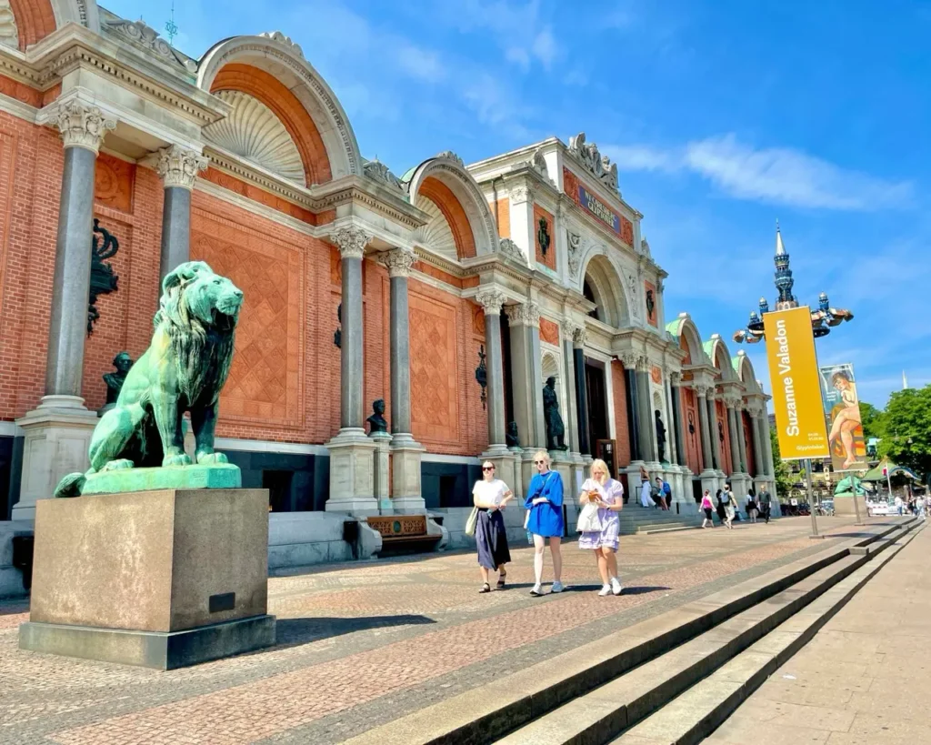 People exploring the Ny Carlsberg Glyptotek Museum