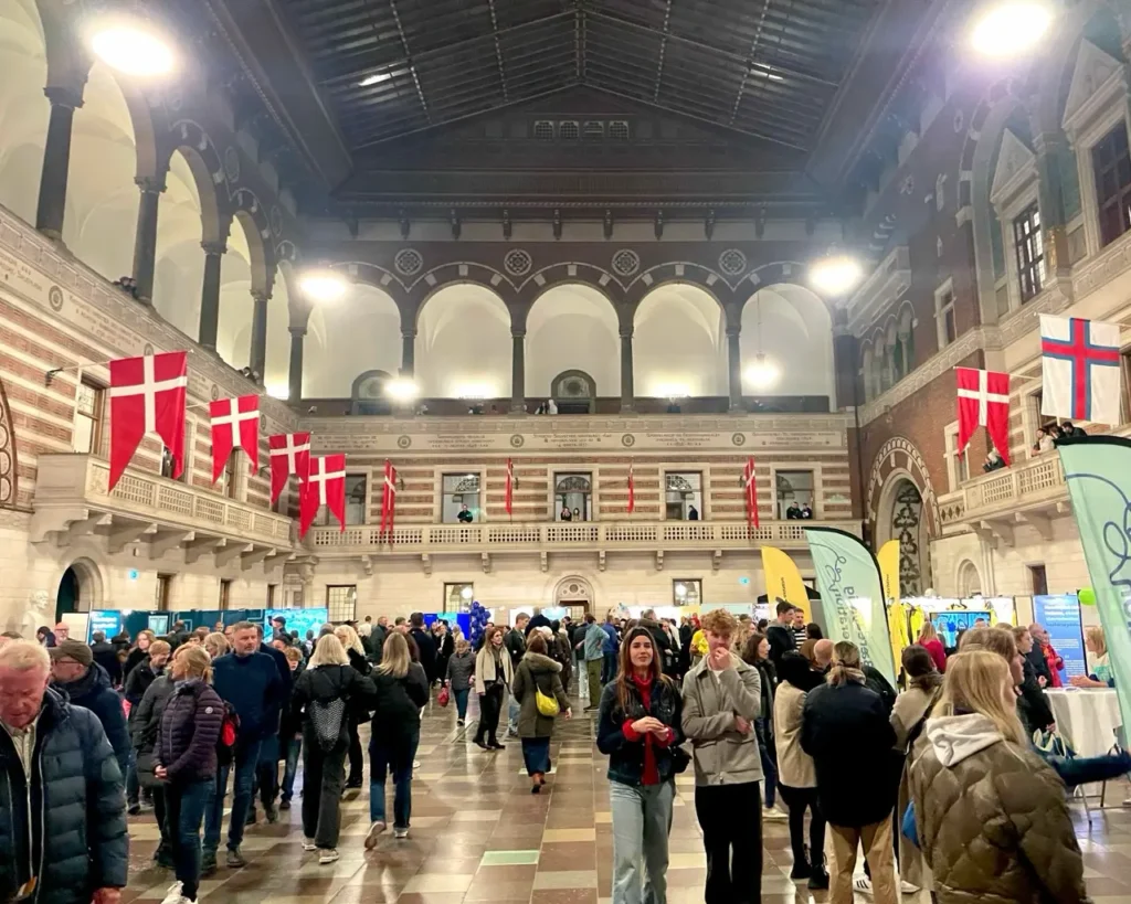 People roaming in the Radhuspladsen city hall