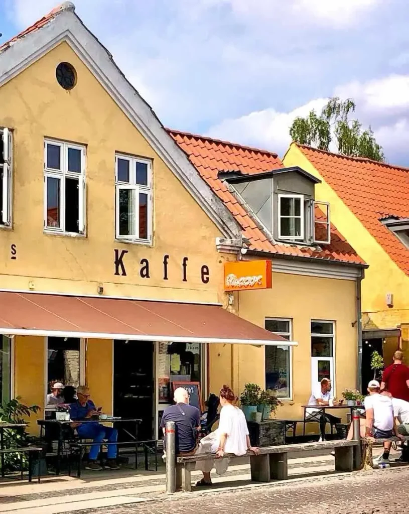 The outside vibes of Riccos Valby Coffee shop