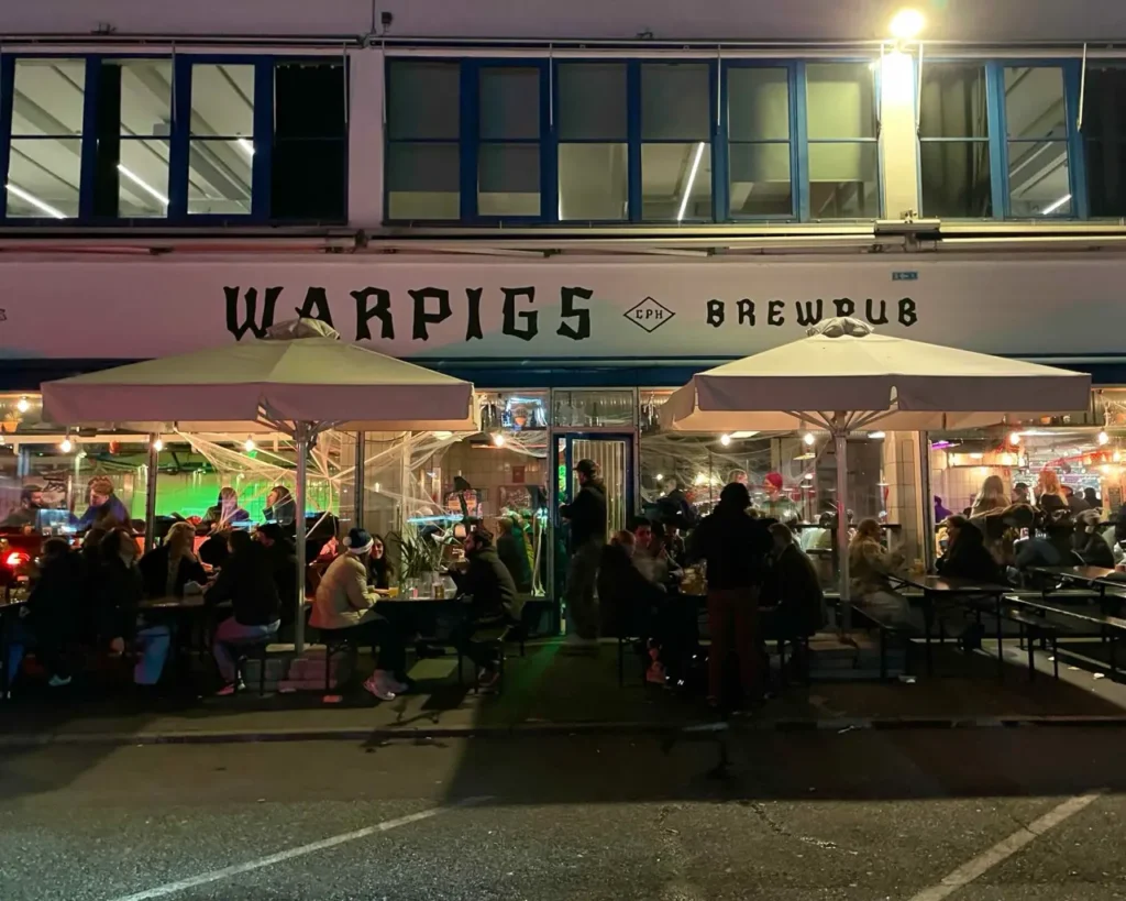 People spending their evening and night at Warpigs brewpub Kodbyen
