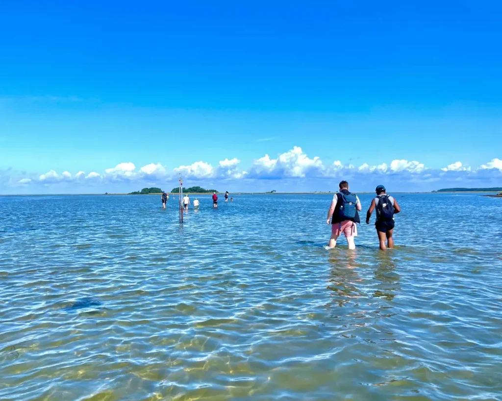 People walking to the Aeblo Island